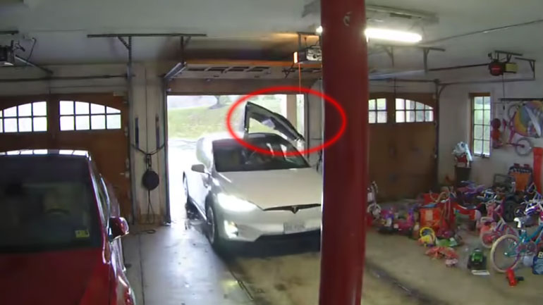 Ξέχασε την πόρτα του Tesla και την κατέστρεψε